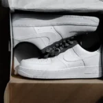 Sepatu sneakers baru di dalam kotak kemasan asli